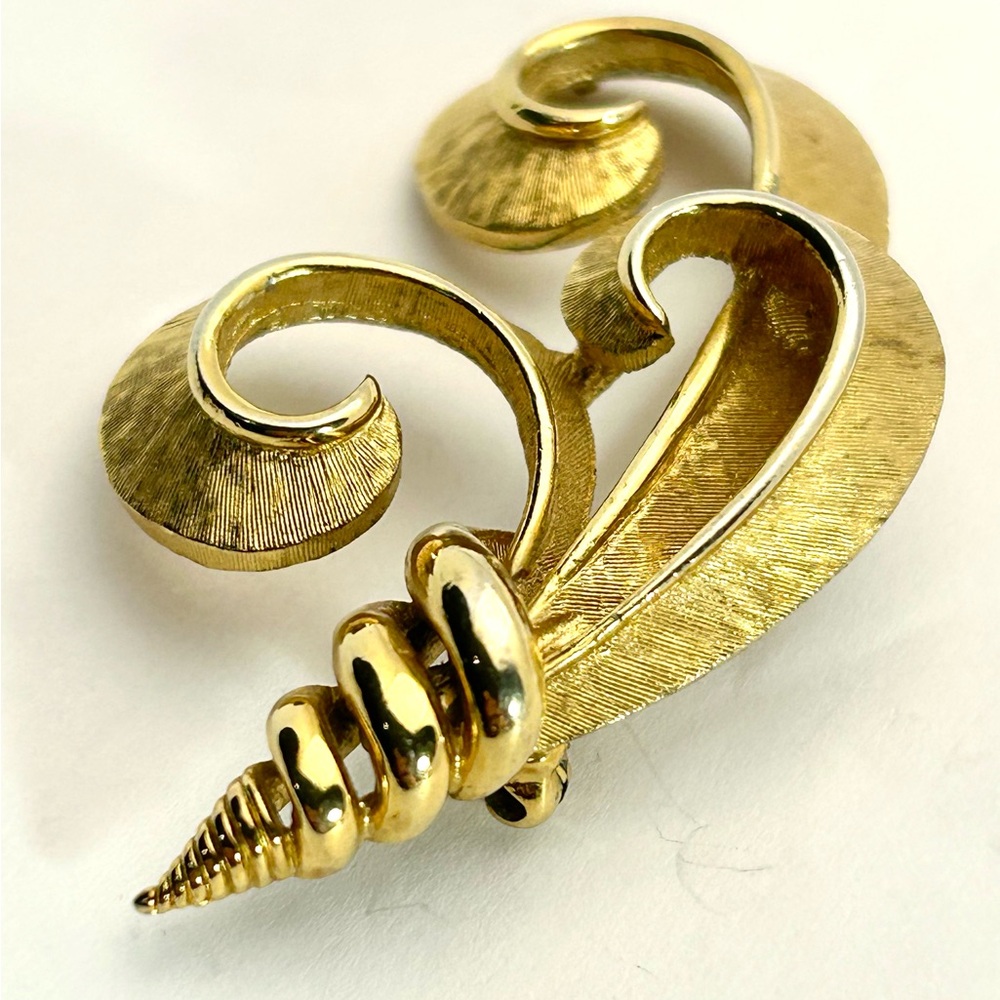 Boucher Brooch  8582 Gold Tone
